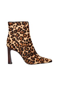 Bota de tacón hasta el tobillo con punta afilada y patrón de serpiente en tonos marrón, negro y beige.