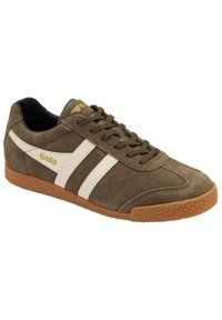Sneaker in suede marrone con strisce bianche. Presenta una soletta in gomma e un design con lacci. Accenti in oro vicino alla linguetta. Superficie testurizzata.