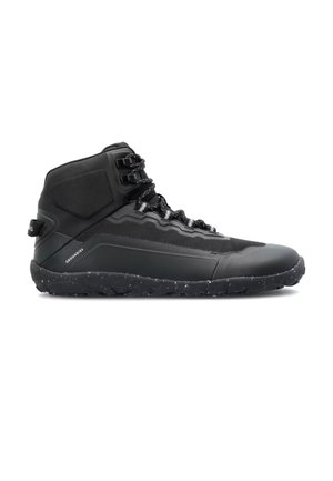 Sneaker nera con suola testurizzata, punta rinforzata, caviglia imbottita e lacci bianchi e neri su sfondo bianco.