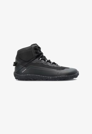 Sneaker nera con suola testurizzata, punta rinforzata, caviglia imbottita e lacci bianchi e neri su sfondo bianco.