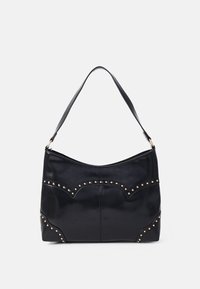 Sac d'épaule en cuir noir à texture lisse, design incurvé, accents de clous dorés et une poignée large et plate. Dispose d'une fermeture éclair.