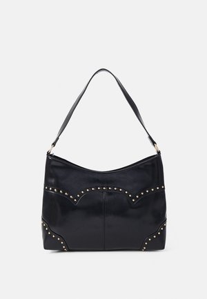 Sac d'épaule en cuir noir à texture lisse, design incurvé, accents de clous dorés et une poignée large et plate. Dispose d'une fermeture éclair.