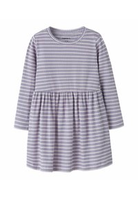 Robe à manches longues de couleur lilas clair avec des rayures blanches verticales, dotée d'une taille froncée et d'un col rond, fabriquée en tissu doux.