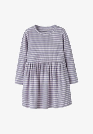 Gaiša purpura krāsas garuma piedurkņu kleita ar baltām vertikālām svītrām, ar savilkta jostasvietu un apaļu kakla izgriezumu, izgatavota no mīksta auduma.