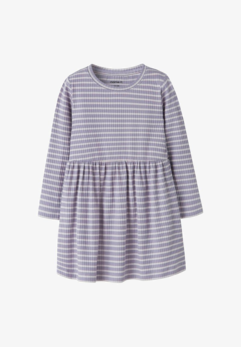 Robe à manches longues de couleur lilas clair avec des rayures blanches verticales, dotée d'une taille froncée et d'un col rond, fabriquée en tissu doux.