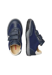 Chaussures bleu marine avec une tige en cuir et des accents textiles, dotées de deux sangles à crochets et boucles, de semelles robustes en caoutchouc et d'un doublure crème.