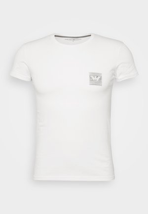 Hvid kortærmet t-shirt lavet af bomuld, med et lille gråt grafisk lomme design med en ørnelogo på venstre brystområde.