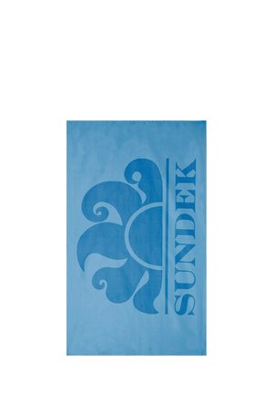 Asciugamano da spiaggia blu con un grande design floreale stilizzato in un blu più scuro e il nome del marchio "Sundek" in caratteri in grassetto. Tessuto morbido.