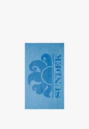 Asciugamano da spiaggia blu con un grande design floreale stilizzato in un blu più scuro e il nome del marchio "Sundek" in caratteri in grassetto. Tessuto morbido.