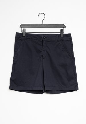 Pantaloncini in cotone blu navy con tasche anteriori e chiusura con bottoni, appesi a una gruccia nera su sfondo bianco.