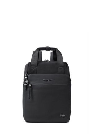 Sac à dos rectangulaire noir avec poignées supérieures, poche avant zippée, logo Hedgren et un petit porte-clés accroché au curseur.