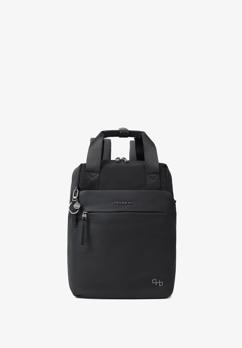 Sac à dos rectangulaire noir avec poignées supérieures, poche avant zippée, logo Hedgren et un petit porte-clés accroché au curseur.