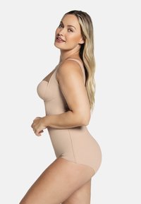 Beiger Einteiler-Badeanzug mit dünnen Schulterträgern, glatter Textur und taillierter Passform. Verfügt über eine konturierte Bustier-Form und reicht bis zur Mitte der Oberschenkel.