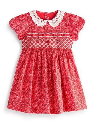 Vestido floral rojo con mangas cortas abullonadas, cuello de encaje blanco y corpiño fruncido con patrón de diamantes. Cierre con botones en la espalda.