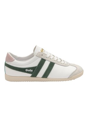 Baskets blanches en cuir avec des bandes en suède vert et des touches de rose. Comprend des lacets plats, une semelle en caoutchouc texturée et un logo Gola.