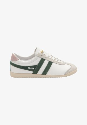 Baskets blanches en cuir avec des bandes en suède vert et des touches de rose. Comprend des lacets plats, une semelle en caoutchouc texturée et un logo Gola.