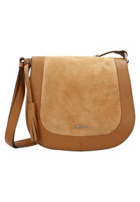 Bruine leren schoudertas met een lichtbruine suede klep, met een gladde textuur, gebogen vorm en een zilveren logosticker aan de voorkant.