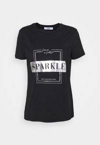 Camiseta de algodón negra con mangas cortas, que presenta un gráfico metálico plateado que dice "SPARKLE" y texto adicional arriba y abajo.