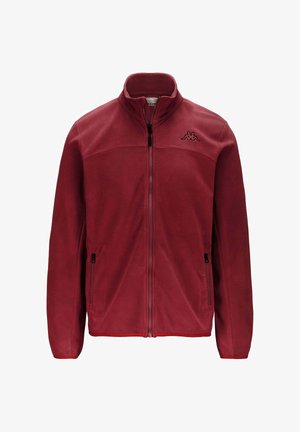 Giacca in pile rossa con zip completa, colletto alto, tasche laterali e un logo nero sul lato sinistro del petto. Tessuto liscio.