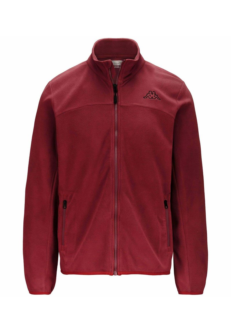 Giacca in pile rossa con zip completa, colletto alto, tasche laterali e un logo nero sul lato sinistro del petto. Tessuto liscio.