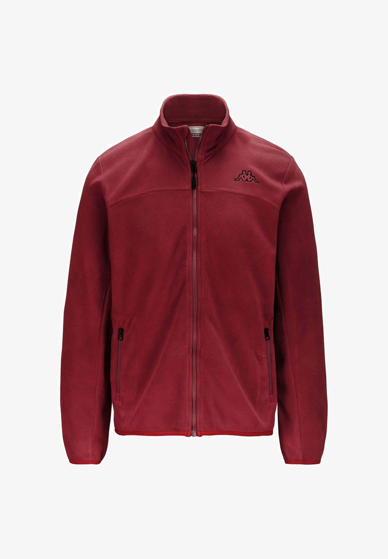 Giacca in pile rossa con zip completa, colletto alto, tasche laterali e un logo nero sul lato sinistro del petto. Tessuto liscio.