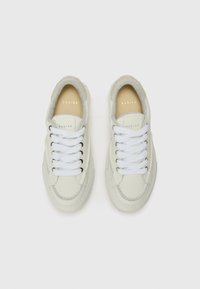 Sneaker in pelle bianca con dettagli in suede grigio, punta tonda e lacci bianchi. Marchio dorato all'interno e texture liscia in tutto il prodotto.