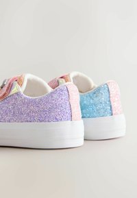 Csillogó sportcipők rózsaszín, lila és kék színátmenettel. Sima felület, fehér gumi talp, valamint tépőzáras pántok a rögzítéshez.