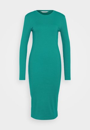 Vestido de manga larga en tono verde azulado, con escote redondo, silueta ajustada, largo midi y textura suave.