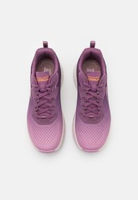 Chaussures de sport violettes avec une tige en mesh, des œillets renforcés et une semelle rembourrée. Dotées d'un design à lacets et d'un logo sur la languette.