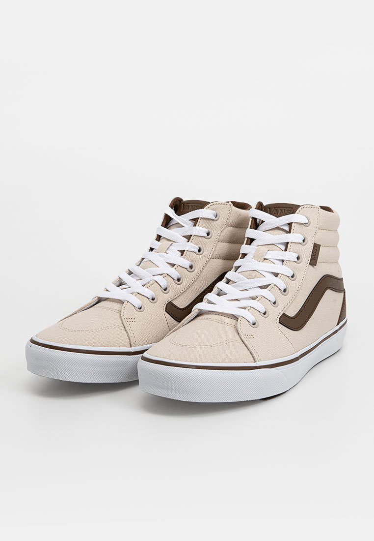 Zapatillas altas de lona beige con cordones blancos, acentos marrones y paneles texturizados. Presenta una suela de goma y una franja lateral distintiva.
