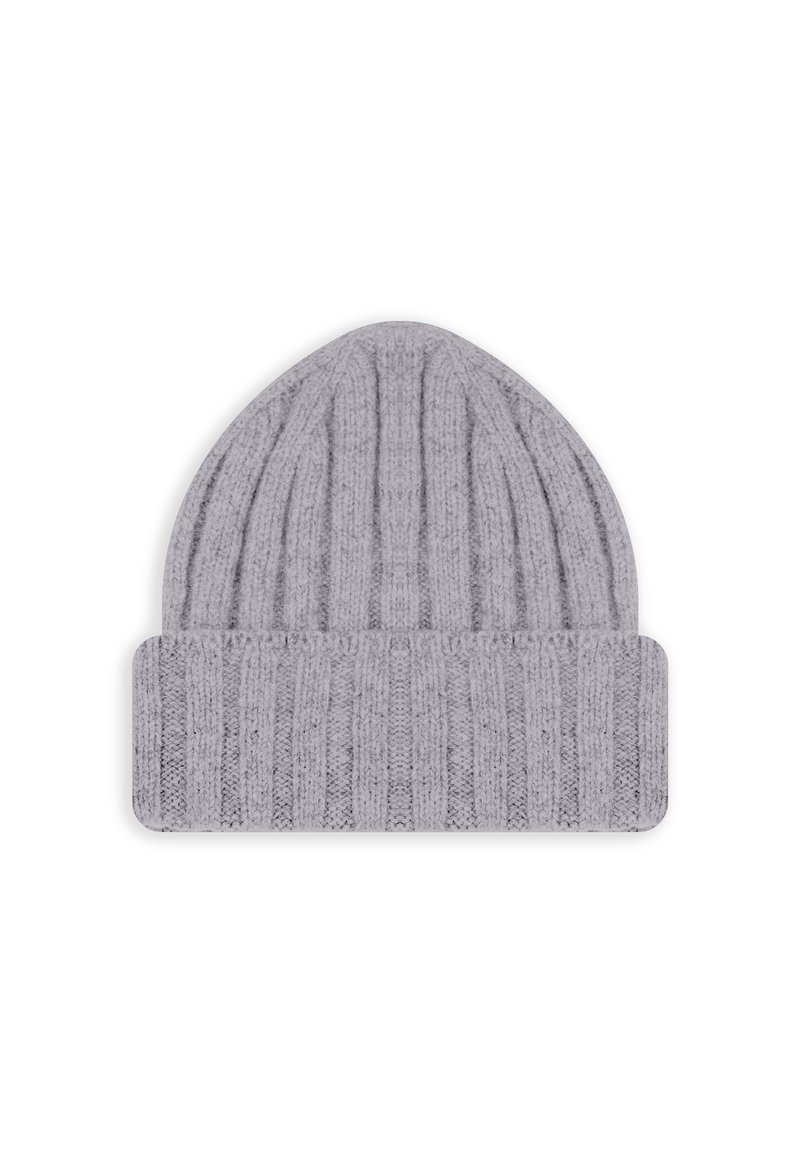 Cappello a maglia grigio con una cima alta e arrotondata e un ampio risvolto a coste. La trama è morbida e il design presenta scanalature verticali su tutta la superficie.