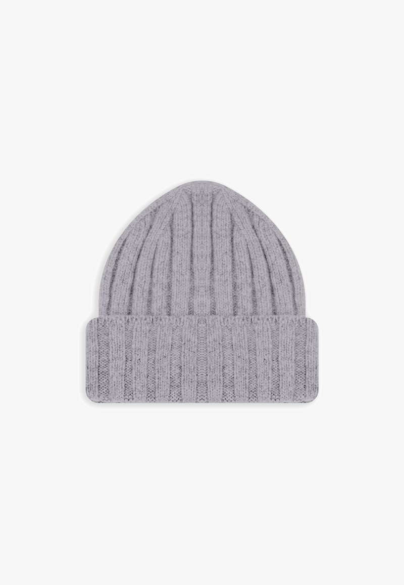 Cappello a maglia grigio con una cima alta e arrotondata e un ampio risvolto a coste. La trama è morbida e il design presenta scanalature verticali su tutta la superficie.