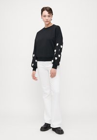 ONLY Tall ONLMACY O NECK BOX - Mikina - black/cloud dancer