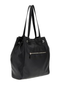 Zwarte leren tote bag met een gestructureerd oppervlak, een grote hoofdcompartiment, een trekkoordsluiting en een voorvak met rits. Dubbele schouderbanden.