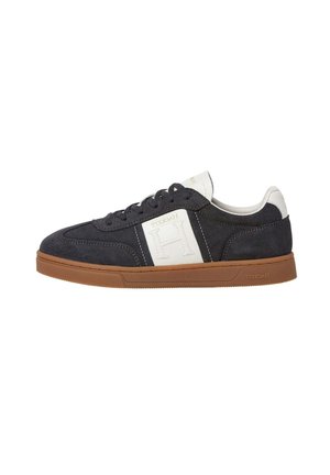 Marineblaue Wildledersneaker mit weißen Akzenten und Logo, ausgestattet mit einer braunen Gummisohle und flachen Schnürsenkeln. Klassisches Retro-Design mit gesteppten Details.