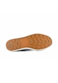 Suela de zapato con un material de goma marrón texturizado que presenta un patrón en zigzag y un borde de suela exterior blanco. El diseño es plano y flexible.