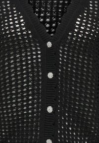 Cardigan negro de punto abierto con cuello en V acanalado y tapeta frontal, con tres botones redondos de strass plateados.