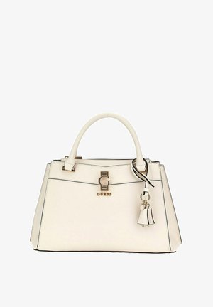 Borsa a tracolla sintetica bianca con design strutturato, hardware dorato e un charm decorativo. Presenta un manico arrotondato e cuciture nere in contrasto.