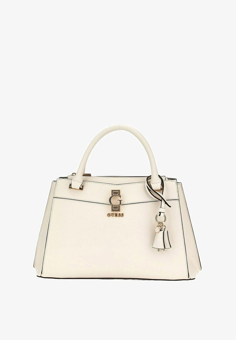 Borsa a tracolla sintetica bianca con design strutturato, hardware dorato e un charm decorativo. Presenta un manico arrotondato e cuciture nere in contrasto.