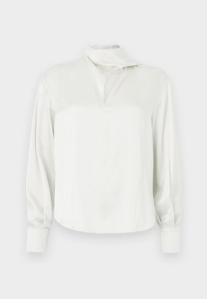 Blusa blanca de satén con cuello alto, abertura frontal, mangas largas y puños abotonados. Textura suave y diseño minimalista.