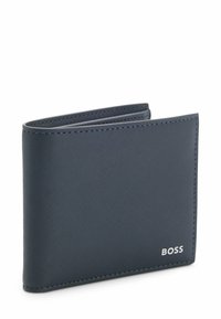 Granatowy skórzany portfel o fakturowanej powierzchni, z projektem na dwa skrzydła i białym logo "BOSS" z przodu. Czyste krawędzie z kontrastującym przeszyciem.