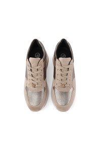 Sneaker beige e marroni con tomaia in suede e mesh, punta tonda, design con lacci, dettagli metallici e suola ammortizzata.