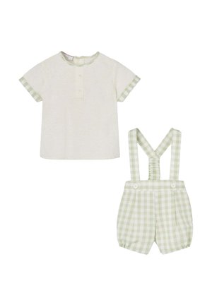 Chemise crème à manches courtes pour tout-petit avec bordure en vichy vert, associée à un short vichy vert assorti avec bretelles élastiques.