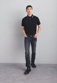Emporio Armani Pieguloša piegriezuma džinsi - denim nero