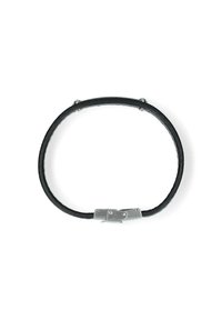 Czarna skórzana bransoletka o gładkiej powierzchni, z metalowym zapięciem w kolorze srebrnym i małymi dekoracyjnymi srebrnymi akcentami. Okrągły design.