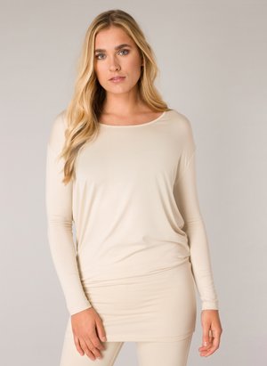 Beige lange mouwen top met een losse pasvorm, ronde halslijn en gladde textuur. De stof valt soepel over het lichaam.