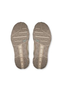 Beige Sport Schuhsohlen aus strukturiertem Gummi. Merkmale sind ein Muster aus Quadraten und Rillen für den Halt sowie ein zentraler Streifen.