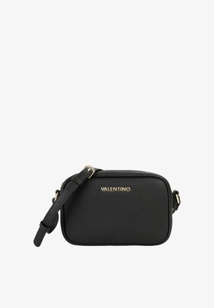 Sac bandoulière en cuir noir avec une finition texturée, logo "Valentino" doré à l'avant, et une sangle réglable. Forme rectangulaire compacte.