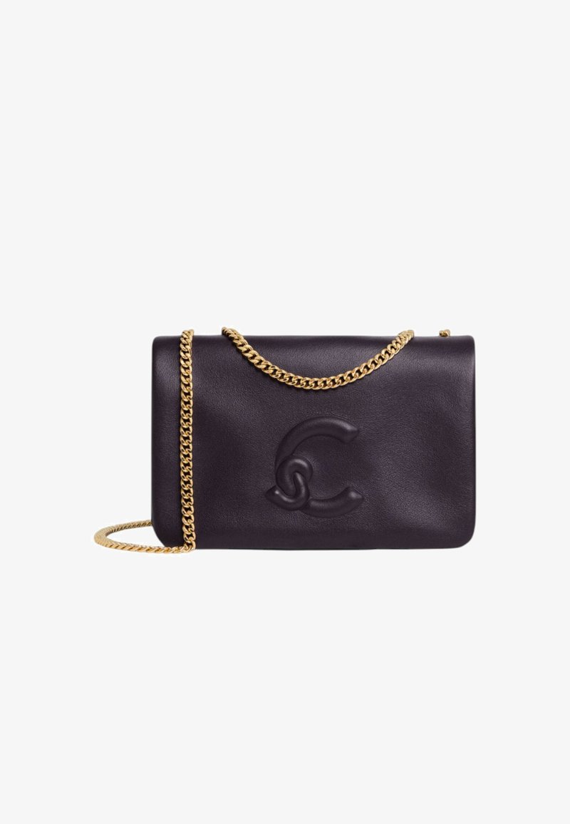 Bolso de hombro de cuero negro con logo en relieve, correa de cadena dorada, forma rectangular, textura suave y diseño minimalista.