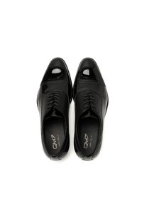 Scarpe nere stringate con tomaia lucida in vernice, pannelli laterali testurizzati, design a punta e logo discreto sul plantare.